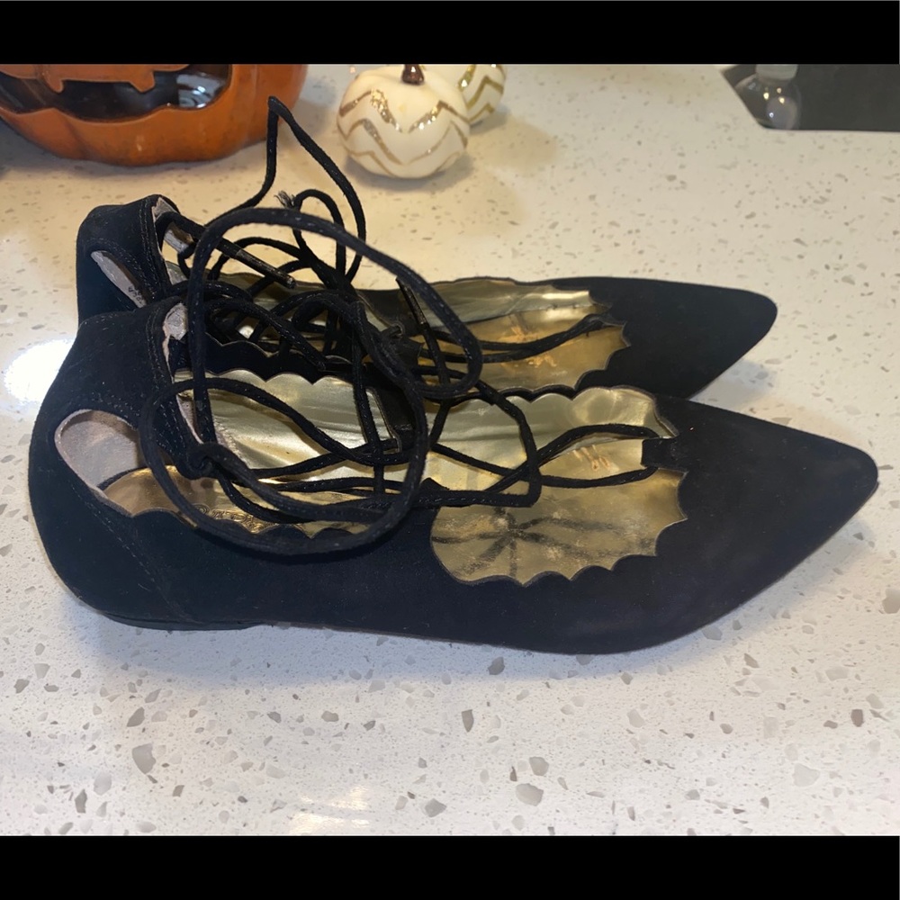 Scallop pointed STRAPPY flats